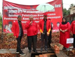 Edi Purwanto Lakukan Peletakan Batu Pertama Pembangunan Kantor DPC PDIP Tanjab Barat