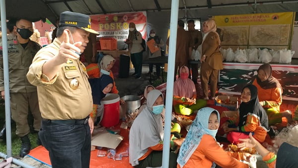 al haris tinjau dapur umum banjir bungo