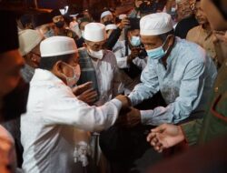 Gubernur Jambi Bagi-bagi Sembako Usai Sholat Subuh di Masjid Al Munawwarah