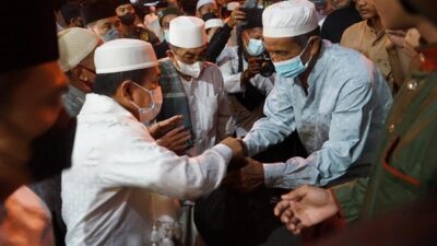 gubernur jambi bagi-bagi sembako usai shalat subuh berjamaah