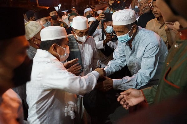 gubernur jambi bagi-bagi sembako usai shalat subuh berjamaah