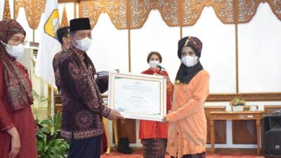 Abdullah Sani Beri Penghargaan Kartini Masa Kini Provinsi Jambi