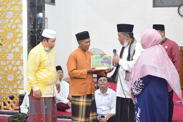 Abdullah Sani Berikan Bantuan Bagi Madrasah