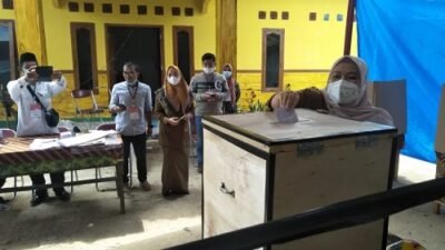 Bupati Masnah Meninjau Langsung Pilkades Serentak Kabupaten Muaro Jambi Tahun 2022