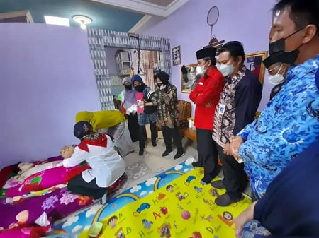 Edi Purwanto Dampingi Mensos RI Sambangi Penderita Cerebral Palsy