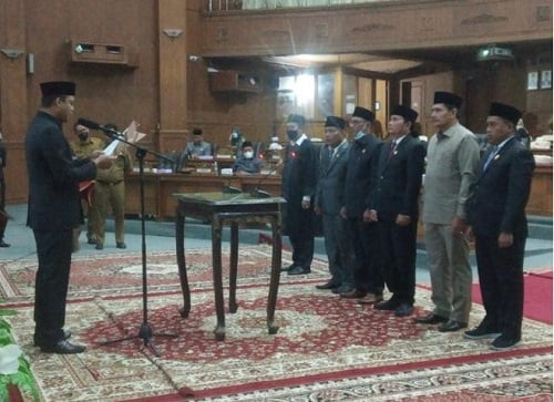 Ketua DPRD Muaro Jambi Lantik Ketua dan Pengurus BK
