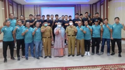 Masnah Busro Melepas Tim Sepak Bola Muaro Jambi Untuk Mengikuti Gubenur Cup 2022