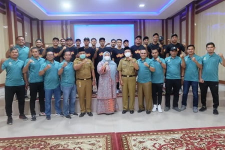 Masnah Busro Melepas Tim Sepak Bola Muaro Jambi Untuk Mengikuti Gubenur Cup 2022