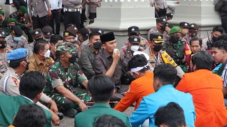 edi purwanto terima massa aksi 11 april