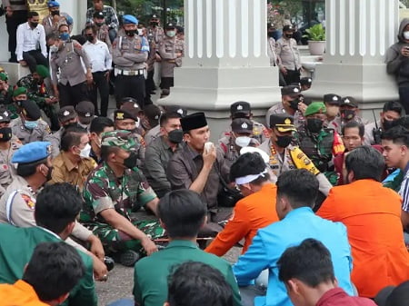 ketua dprd terima unjuk rasa mahasiswa