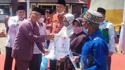 Ketua Komisi II DPRD Provinsi Jambi Serahkan Zakat Mal ke BAZNAS Merangin