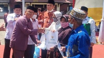 Ketua Komisi II DPRD Provinsi Jambi Serahkan Zakat Mal ke BAZNAS