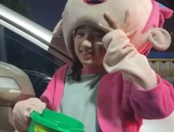 Viral, Elin Pengamen Cantik Pakai Kostum Badut Mirip Artis Korea