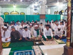 Bupati Batanghari Serahkan Hewan Kurban Ke Masjid Baiturrahmah.      