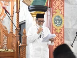 Wakil Bupati Batanghari Laksanakan Sholat Ied Adha di Masjid Fastabiqul Khairat.   