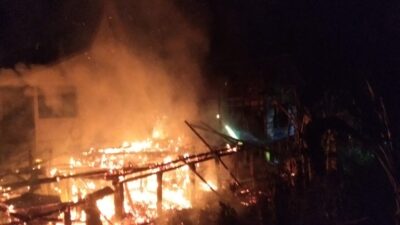 Salah Satu Rumah Warga Desa Teluk Habis di lahap Sijago Merah