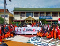 Didampingi Isteri, Bupati Bagikan Bendera Merah Putih di SMA N 1 Batanghari