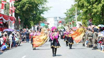 Ribuan Masyarakat Jambi Antusias Saksikan Pawai Pembangunan