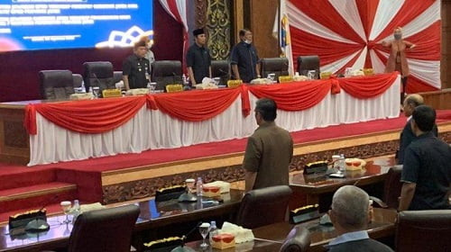 Ketua-DPRD-Provinsi-Jambi-Edi-Purwanto-Pimpin-Rapat-Paripurna-Tiga-Agenda