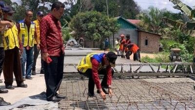 Ketua DPRD Provinsi Jambi Tinjau Pembangunan Jalan di Kumpeh