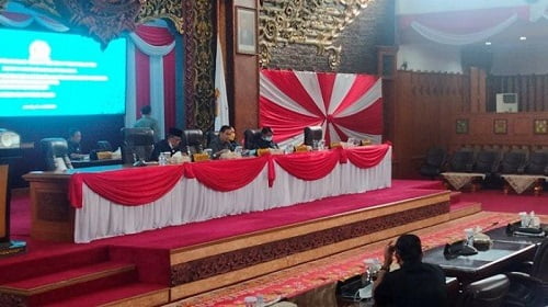 Rapat Paripurna dengan Agenda Penyampaian Pandangan Umum Fraksi Dipimpin Waka DPRD Jambi Faizal Riza