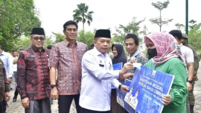 Fadhil dampingi Al-Haris Serahkan Bantuan UMKM Kepada Masyarakat Batang Hari