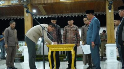 Fadhil Melantik Empat Orang Pejabat Eselon II dan Satu Orang Pejabat Eselon III Pemkab Batang Hari