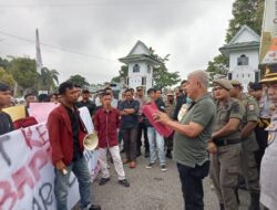 Puluhan Mahasiswa yang Tergabung dalam Organisasi GMS Minta Bupati Sarolangun Copot Kepala Bappeda