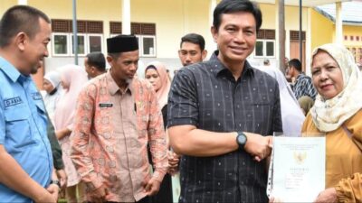 MFA Serahkan 1.492 Sertifikat PTSL Untuk Masyarakat Kecamatan Pemayung