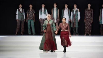 Tampil di indonesian fashion week, Zulva Kenakan Khas Batik BatangHari