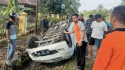 Minibus Terbalik dan Masuk Got di Pemayung