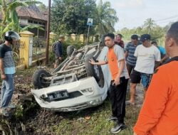 Menghindari Kendaraan Lain, Minibus Terbalik dan Masuk Got di Pemayung