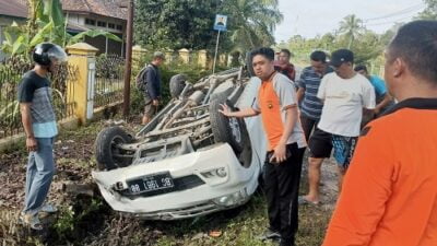 Minibus Terbalik dan Masuk Got di Pemayung
