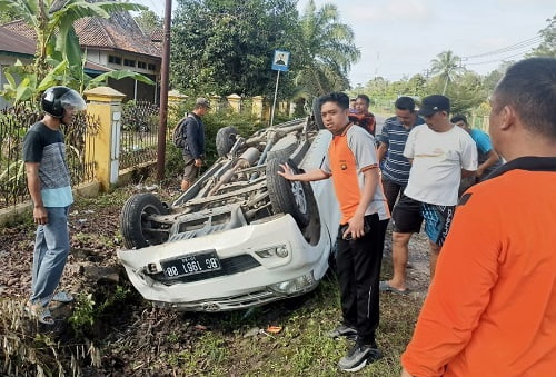 Minibus Terbalik dan Masuk Got di Pemayung