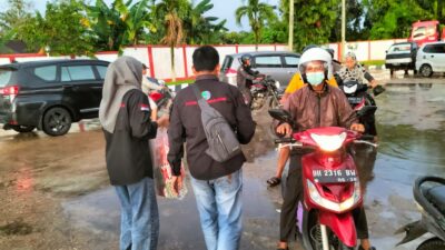 IWO Batang Hari Berbagi Ratusan Takjil Untuk Pengendara Umum