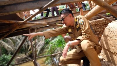 Pj Bupati Muaro Jambi Tinjau Pembangunan Jembatan Sungai Kandang