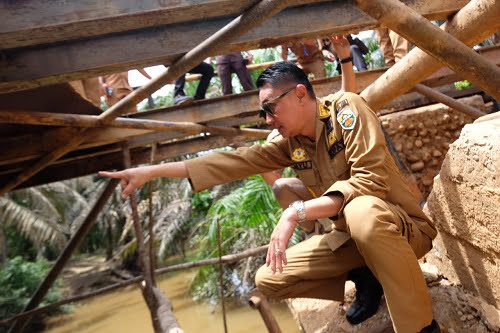 Pj Bupati Muaro Jambi Tinjau Pembangunan Jembatan Sungai Kandang