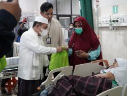 Malam Takbiran, Gubernur Al Haris Kunjungi Nakes dan Pasien di RSUD Raden Mattaher
