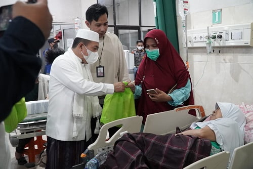 Malam Takbiran Gubernur Al Haris Kunjungi Nakes dan Pasien di RSUD Raden Mattaher