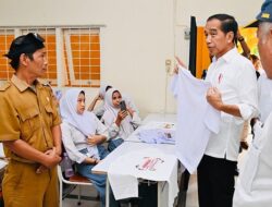 Saat Tinjau SMKN 4 Kota Jambi, Presiden Jokowi Pesan Baju Buatan Siswa