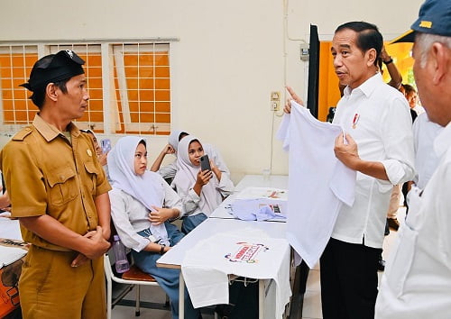 Saat Tinjau SMKN 4 Kota Jambi, Presiden Jokowi Pesan Baju Buatan Siswa
