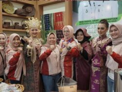 Didampingi Bupati, Zulva Hadiri Kegiatan Fashion Show Wastra Nusantara