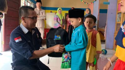 Sambangi PAUD KB Manggis, IWO Batang Hari Serahkan Tas dan Snack untuk Peserta Didik