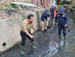 Kerja Nyata Atasi Banjir, Gubernur Al Haris Turun Bersihkan Drainase