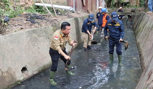 Kerja Nyata Atasi Banjir, Gubernur Al Haris Turun Bersihkan Drainase