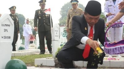Gubernur Al Haris Tabur Bunga dan Kirim Doa di Makam Pahlawan