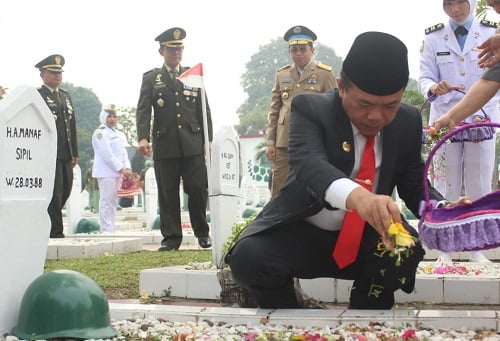 Gubernur Al Haris Tabur Bunga dan Kirim Doa di Makam Pahlawan