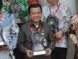 Gubernur Al Haris Terima Penghargaan Paritrana Award Dari Wapres