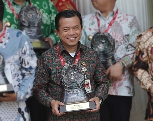 Gubernur Al Haris Terima Penghargaan Paritrana Award