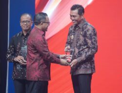 Bupati Fadhil Terima Penghargaan The Best Leader in Economic Development